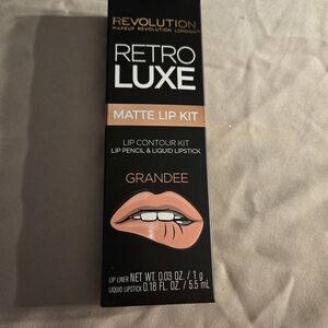Revolution Retro Luxe Matte Lip Kit - Bold Peach